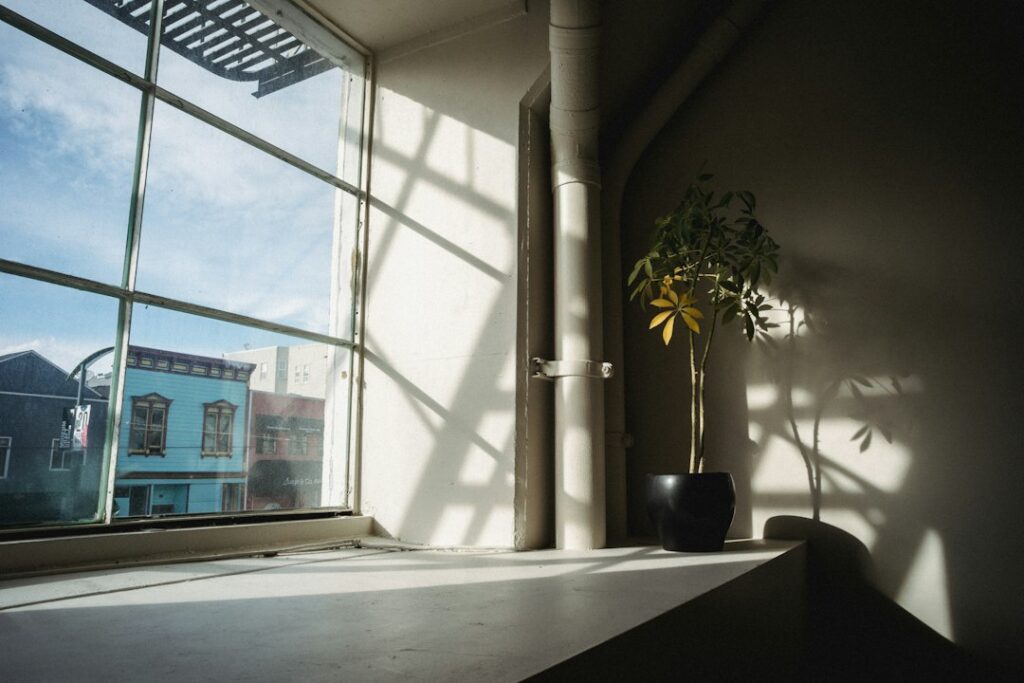 Should Windows Be Closed When Using an Air Purifier?
